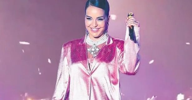 Van konserinde protesto! Bengü'nün "Ne mutlu Türk'üm diyene" sözlerine karşılık pet şişe