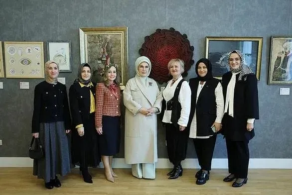 emine-erdogan-macaristan-parlamento-binasi-ile-turk-macar-kultur-yilina-ozel-sergiyi-gezdi-1702923880282.jpeg Emine Erdoğan Macaristan Parlamento Binası ile Türk-Macar Kültür Yılı'na özel sergiyi gezdi-4