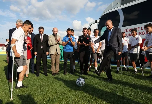 baskan-erdogan-ampute-futbol-takimini-ziyaret-etti-1659810113296.jpg Başkan Erdoğan, Ampute Futbol Takımı'nı ziyaret etti-4
