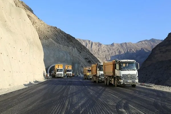 ulastirma-ve-altyapi-bakani-adil-karaismailoglu-yusufelinde-yol-ve-tuneller-insaatlarini-inceledi-tarih-verdi-1602518883426.jpg Ulaştırma ve Altyapı Bakanı Adil Karaismailoğlu Artvin'de incelemelerde bulundu-4