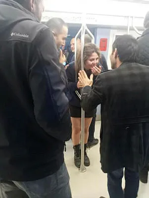Ankara metrosunda bir garip olay! Kafası tutunma direklerine sıkışan kadını itfaiye kurtardı-1