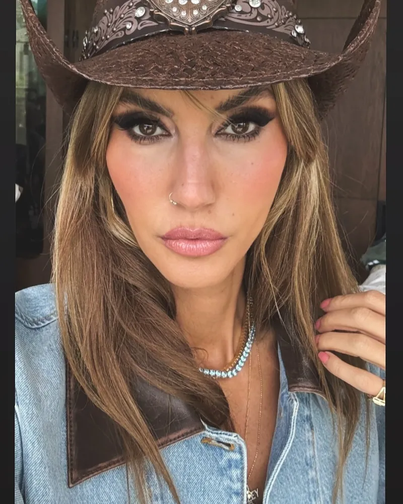 cagla-sikelden-yurek-yakan-itiraf-hafizamdan-silmek-isterdim-1773211932022.jpg Çağla Şıkel'in baba travması: "O anı hafızamdan silmek isterdim"-6