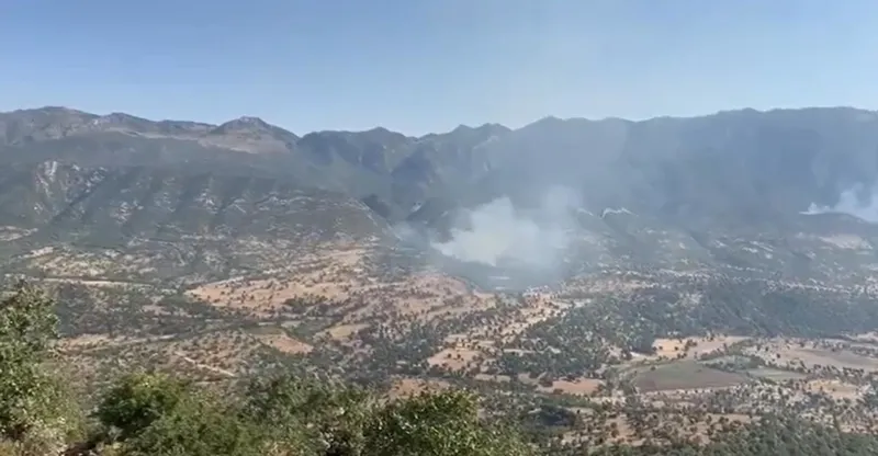 milli-savunma-bakanligi-paylasti-teror-orgutu-pkkdan-alcak-plan-ormanlari-yakarak-saklanmaya-calisiyorlar-1719503554401.jpeg Milli Savunma Bakanlığı paylaştı! Terör örgütü PKK'dan alçak plan: Ormanları yakarak saklanmaya çalışıyorlar-2