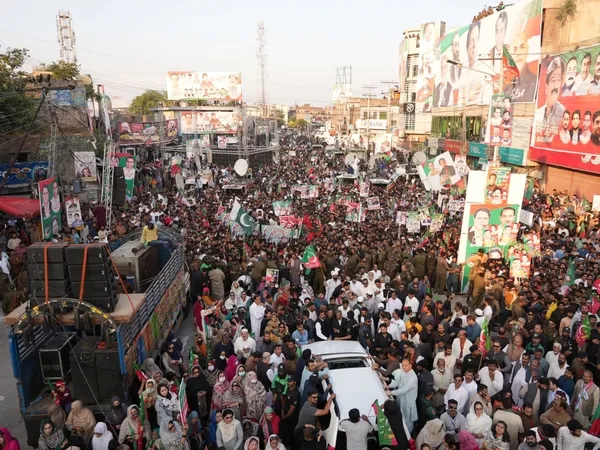 pakistanda-tansiyon-yukseliyor-imran-handan-destekcilerine-toplanma-cagrisi-1668875245064.jpg Pakistan'da tansiyon yükseliyor: İmran Han'dan destekçilerine toplanma çağrısı-4