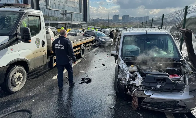 Son dakika: Trafik canavarı İETT! Zincirleme kazaya neden oldu 2 kişi araçta sıkıştı-2