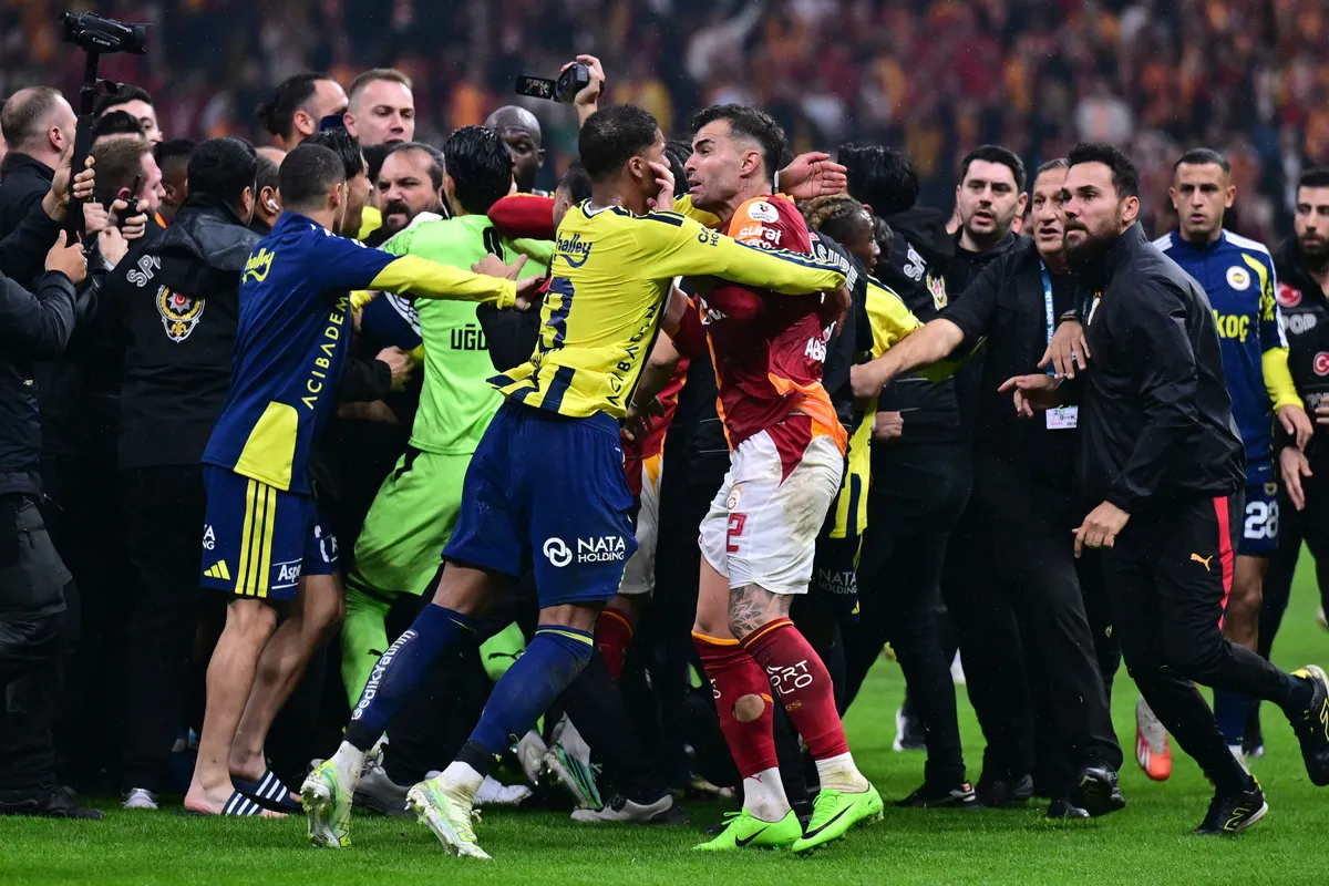 pfdkdan-galatasaray-fenerbahce-derbisine-agir-cezalar-1793336759008.jpg Galatasaray - Fenerbahçe derbisinin faturası ağır oldu: PFDK resmen açıkladı! İşte Adülkerim ve Archie Brown kararları-7