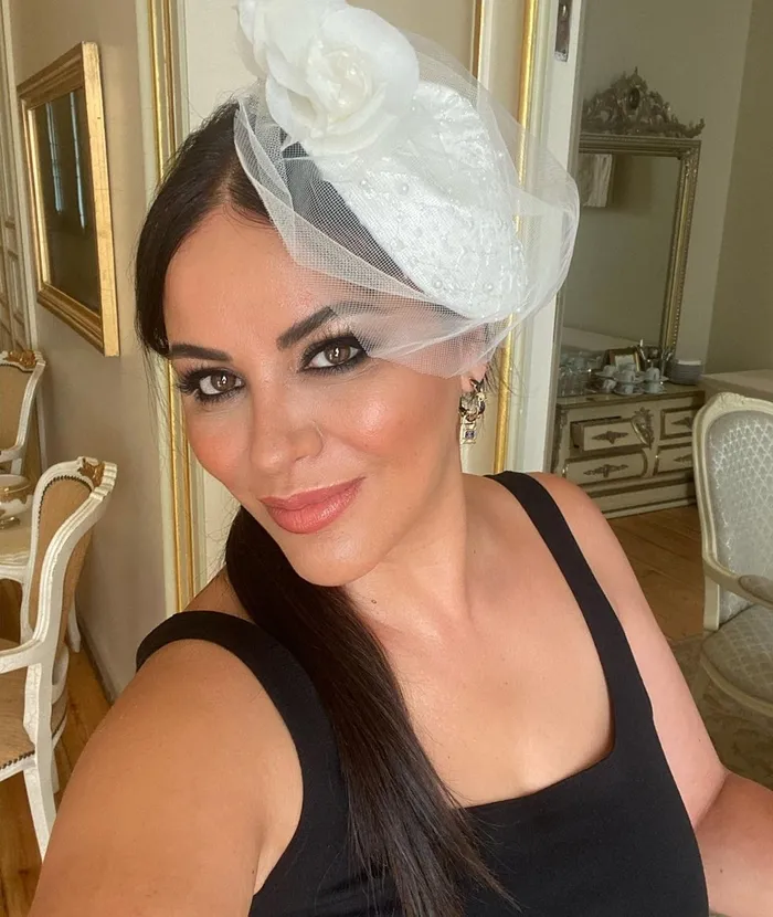 sarkici-zara-annesiyle-ilgili-itirafiyla-sasirtti-oyle-ucuramadim-boyle-ucuruyorum-ata-demirer-sibel-can-ve-es-1701934110218.jpg Şarkıcı Zara annesiyle ilgili itirafıyla şaşırttı: Öyle uçuramadım böyle uçuruyorum! Ata Demirer, Sibel Can ve Eser Yenenler’le...-10