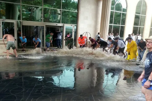 Bodrum'da sağanak yağış hayatı felç etti! 5 yıldızlı otelleri su bastı, küçük çocuk son anda kurtarıldı