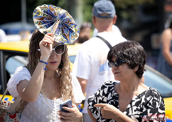 Eyüpsultan'da Hava Sıcaklığı 25,4, Hissedilen Sıcaklık 28,4 İken, Nem Oranı Yüzde 90 Olarak Ölçüldü. Fatih'te Hava Sıcaklığı 27, Hissedilen Sıcaklık 29,4, Nem...