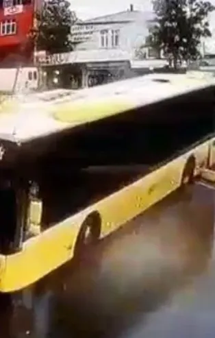 İETT'nin vukuatları bitmiyor! Bu sefer adres Sultanbeyli!  Yolcu dolu İETT otobüsü kayarak kaldırıma çıktı