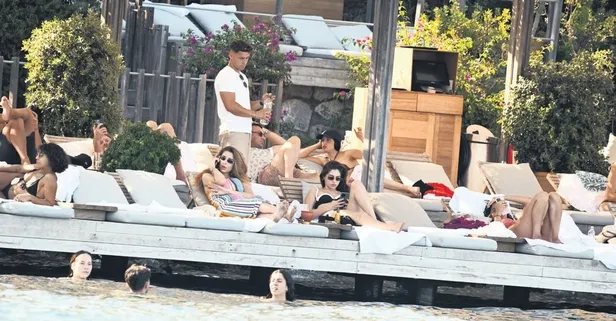 Cemre Baysal ve Öykü Çelik Bodrum’da güneş ve sohbet keyfi