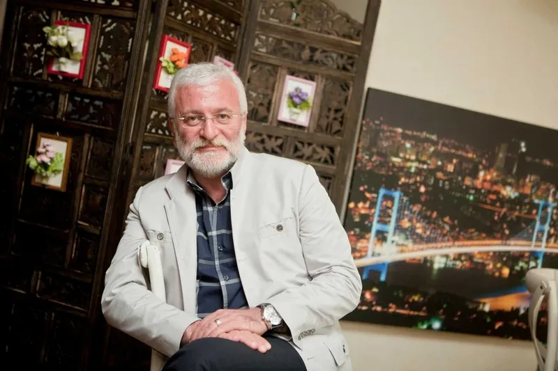 onur-akina-at-carpti-az-kalsin-nallari-dikiyordum-1766067322973.jpeg Onur Akın (Takvim.com.tr Arşiv)