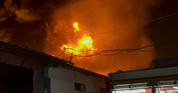Adana'da yangın alarma geçirdi! Patlama sesleri duyuldu fabrika alev topuna döndü!
