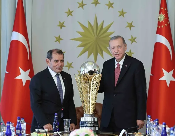baskan-erdogan-super-lig-sampiyonu-galatasarayi-vahdettin-koskunde-kabul-etti-1686931412161.jpg