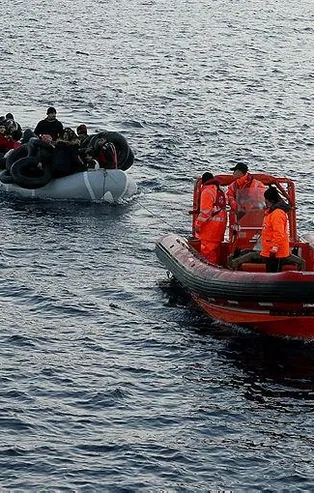 Son dakika: Yunan güvenlik güçlerinin "düzensiz göçmen teknesi"ne ateş açtığı iddia edildi