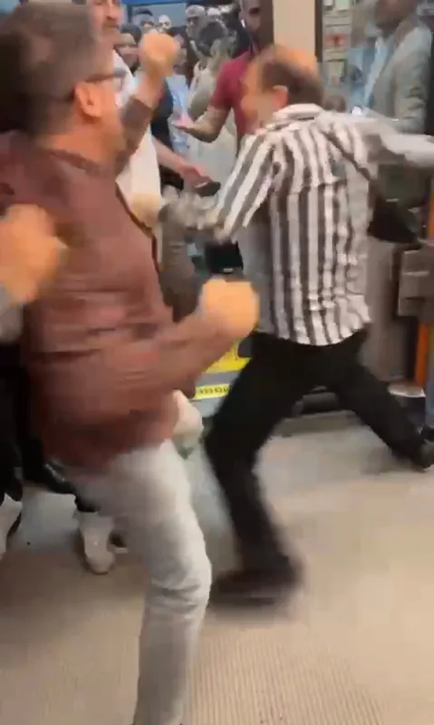 bayrampasa-otogar-metro-istasyonunda-boks-maci-2-kisi-yumruk-yumruga-birbirine-girdi-1654674484700.jpg Bayrampaşa Otogar Metro İstasyonu'nda boks maçı! 2 kişi yumruk yumruğa birbirine girdi-4