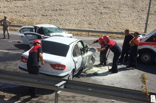 Şanlıurfa'da iki araç kafa kafaya çarpıştı: 3'ü ağır 6 yaralı