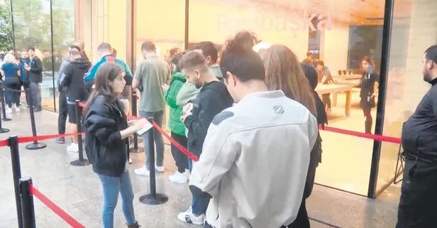 Servet ödediler: AVM'ye helikopterle getirilen telefonlar için geceden sıraya girdiler!