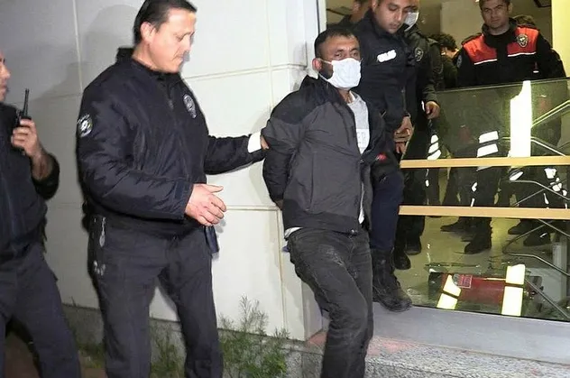 Son dakika: Adana'da camını kırıp içeri girdiği bankada yakalanan şüpheli: Benim adım felaket