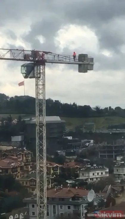 İstanbul Üsküdar’da çalışan bir vinç operatörü namaz kılmak için yerden 60 metre yükseklikte vinci kıbleye çevirdi