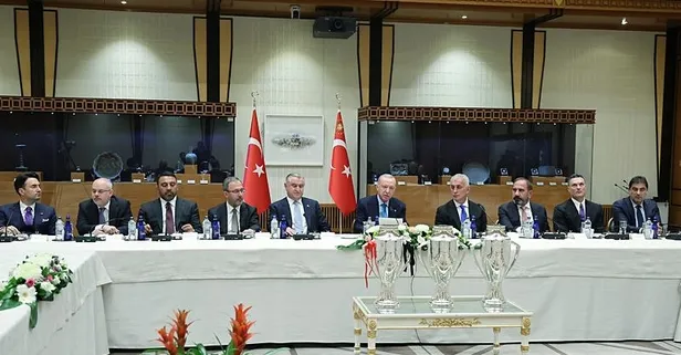 Başkan Erdoğan Süper Lig'e yükselen kulüpleri kabul etti! Fatih Karagümrük'ten özel hediye