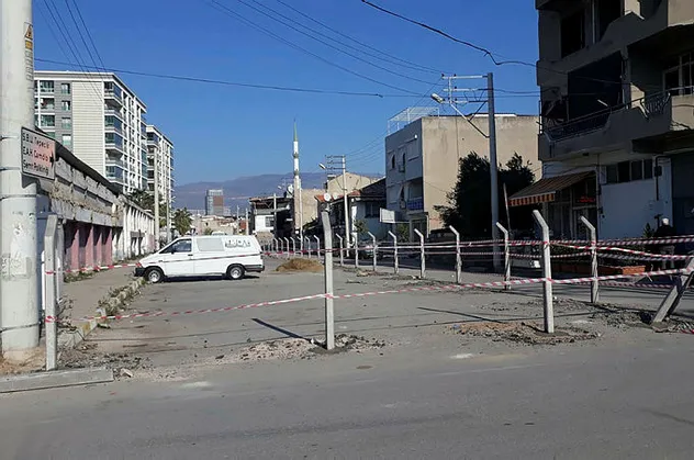 İzmir'in göbeğinde akılalmaz olay! Sokağı görenler şaşkına döndü