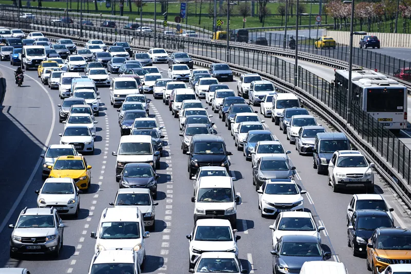 İstanbul'da bayram yoğunluğu! Adalar vapur iskelesine akın ettiler! Trafik yoğunluğu yüzde 71'leri buldu-4