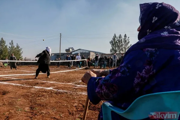 Koronavirüs salgınında köyden dışarı çıkamayan Şanlıurfa Viranşehirliler kendilerini tenise verdi - 6
