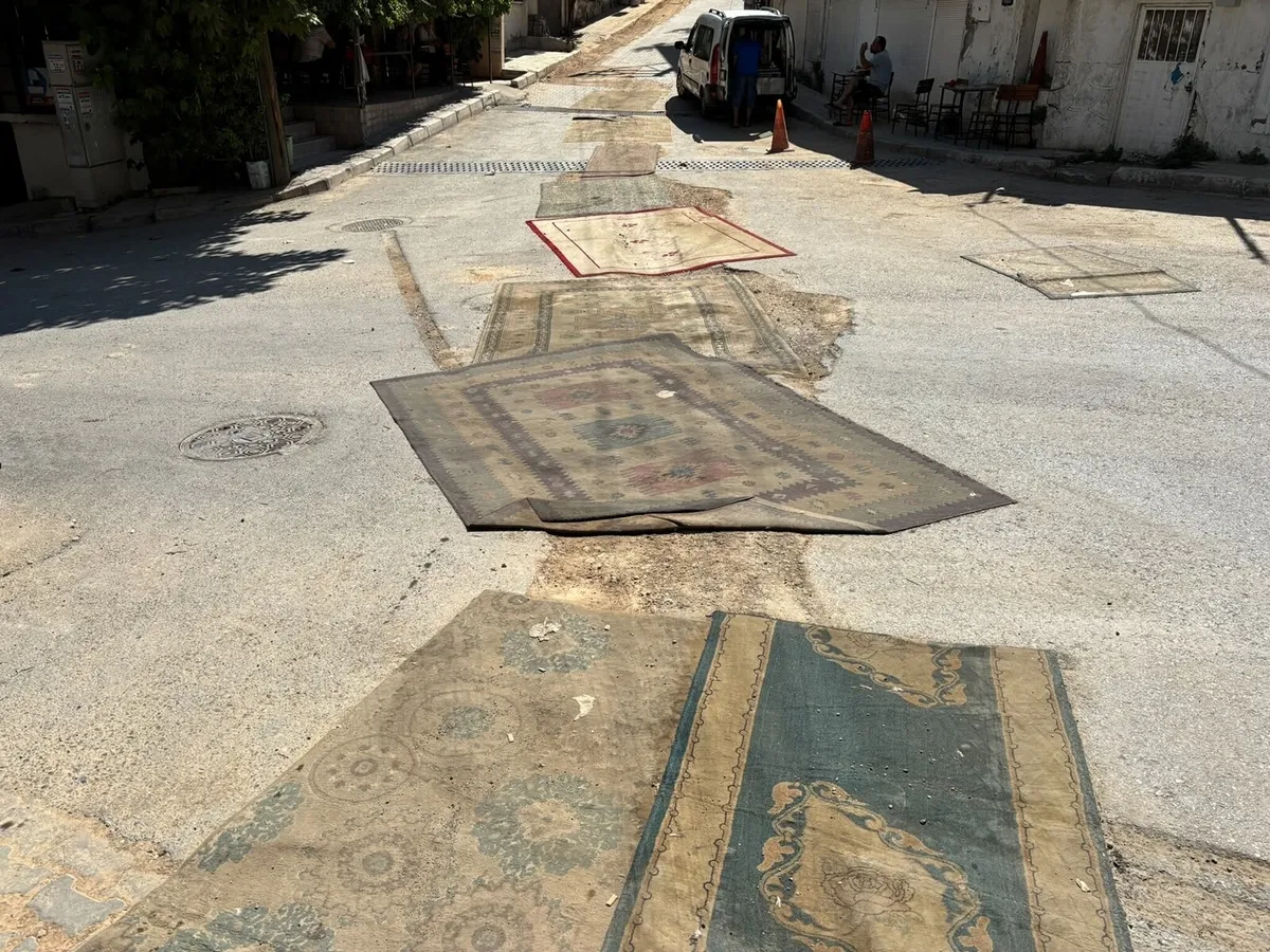izmir-konakta-mahalleli-cukurlara-hali-serdi-1787228668746.jpeg CHP'li Konak'ta yollar köstebek yuvasına döndü! Mahalleli çukurlara halı serdi-5