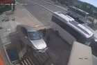 Kocaeli'de facianın eşiğinden dönüldü! Otomobil merdiven boşluğuna uçtu