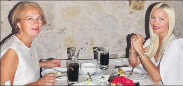 Anne-kızın keyifli yemeği