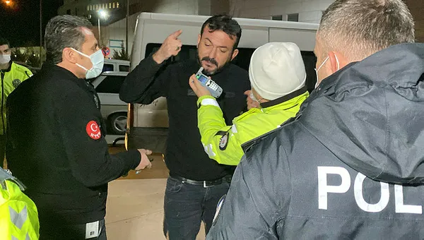 sarhos-surucu-297-promil-alkolle-cakarli-arac-kullanirken-yakalandi-ben-ozel-kuvvetlerden-tolga-aslan-1641449577394.jpg Sarhoş sürücü 2.97 promil alkolle çakarlı araç kullanırken yakalandı: Ben özel kuvvetlerden Tolga Aslan-3