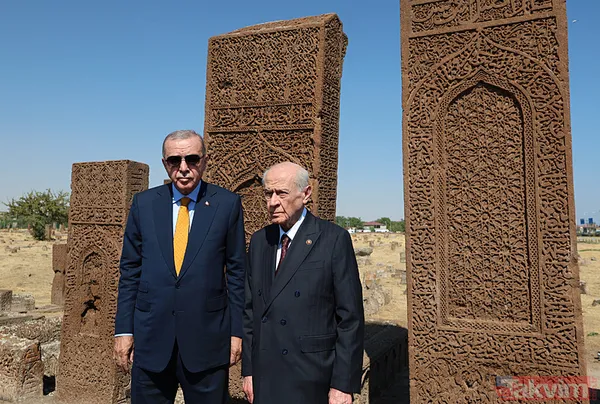 Ahlat'ta ecdada vefa! Başkan Erdoğan ve Bahçeli Selçuklu mezarlığını ziyaret etti | Han çadırında koyu sohbet - 2