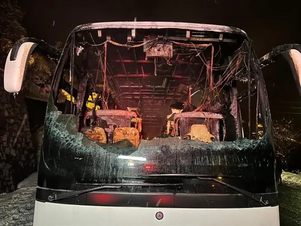 polisleri-tasiyan-otobus-zigana-daginda-alev-aldi-1680232514266.jpg Polisleri taşıyan otobüs Zigana Dağı'nda alev aldı-3