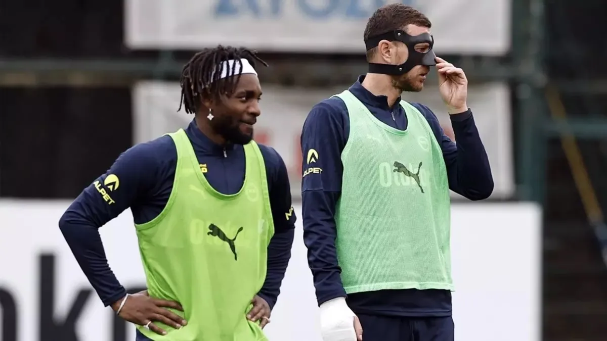 Edin Dzeko maske ile antrenmanda!
