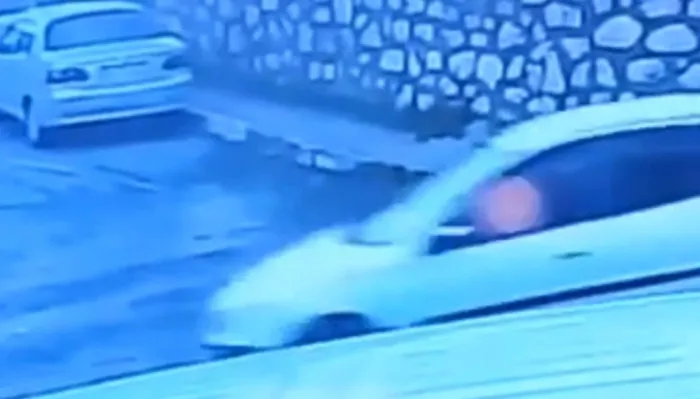 beylikduzunde-cukura-giren-aracin-hava-yastigi-patladi-o-anlar-kamerada-1704363794332.jpg Beylikdüzü'nde çukura giren aracın hava yastığı patladı! O anlar kamerada-3