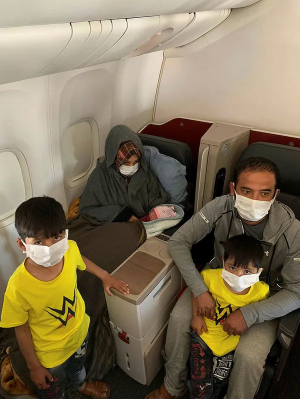 afgan-bebek-thynin-tahliye-ucusunda-yerden-10000-metre-yukseklikte-dunyaya-geldi-1630159078406.jpg Afgan bebek, THY'nin tahliye uçuşunda yerden 10.000 metre yükseklikte dünyaya geldi-4