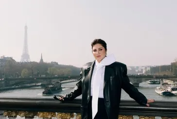 Paris’te Sibel Can rüzgarı! Pozlarını gören dönüp bir daha bakıyor!