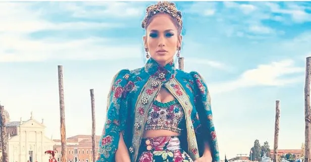 Jennifer Lopez elbisesi ile büyüledi! Demet Akalın'dan hamle gecikmedi