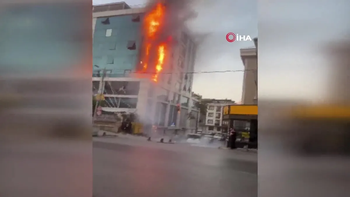 Ataşehir'de iş merkezi alev alev yandı!