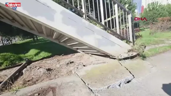 Avcılar'da iş makinesi taşıyan TIR üst geçide çarptı: 2 yaralı!