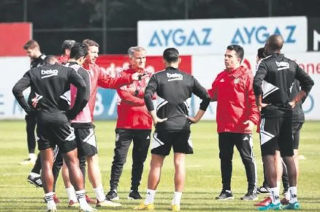 Dokunuşlara başladı! Şenol Güneş dünkü idmanda Berkay ve Muleka ile bire bir görüşme yaptı