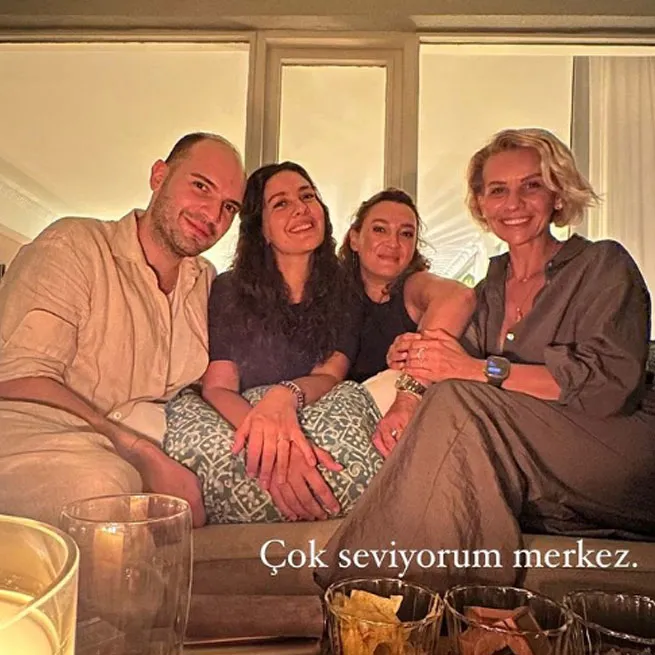 berguzar-korel-siki-dostu-esra-erolun-makyajsiz-halini-yayinladi-goren-hayran-kaldi-her-hali-ayri-guzel-1725112596575.jpg Bergüzar Korel sıkı dostu Esra Erol’un makyajsız halini yayınladı! Gören hayran kaldı: “Her hali ayrı güzel”-8