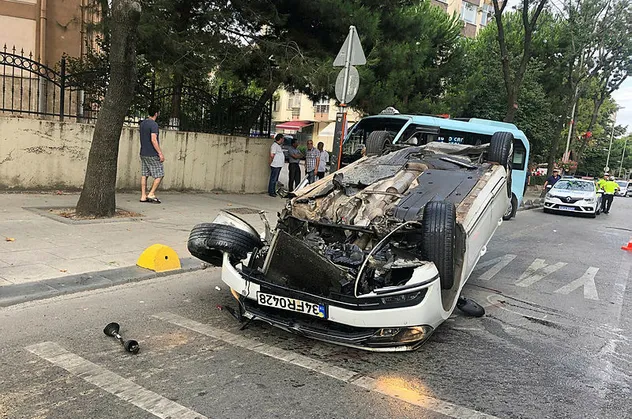 İstanbul'da akılalmaz kaza! Takla atan otomobilden kopan parça...