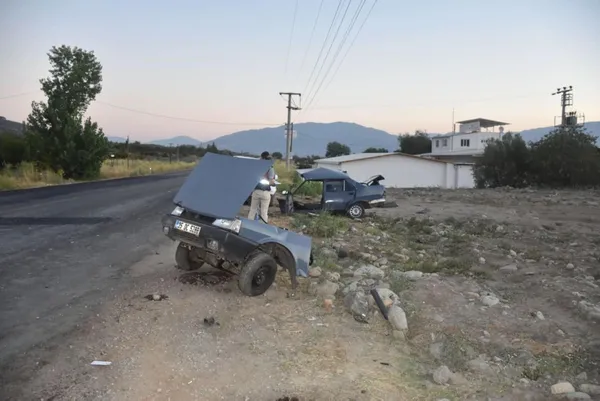 aydinda-katliam-gibi-kaza-hafif-ticari-araca-carpan-kus-serisi-otomobil-ikiye-ayrildi-iki-kisi-hayatini-kaybetti-1627893714521.jpg Aydın'da katliam gibi kaza! Hafif ticari araca çarpan kuş serisi otomobil ikiye ayrıldı iki kişi hayatını kaybetti-4