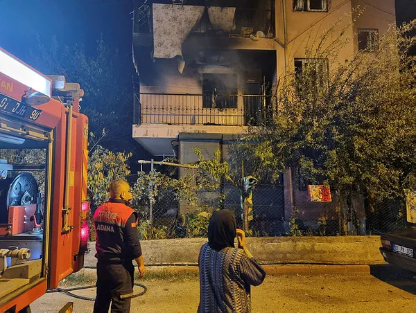 sigara-icerken-evi-yaktilar-ev-sahibi-fahrittin-evden-cikmalarini-istedigi-kiracilarin-yaktigini-iddia-etti-1637561991021.jpg Sigara içerken evi yaktılar! Ev sahibi Fahrittin, evden çıkmalarını istediği kiracıların yaktığını iddia etti-5