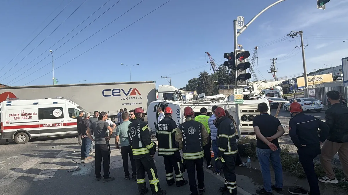 1778539349708.jpeg Kocaeli Çayırova'da servis tırla çarpıştı: Ağır yaralı işçiden acı haber geldi!-1