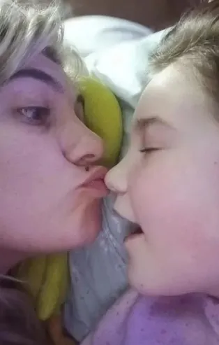 Yunanistan bu cinayeti konuşuyor! 9 yaşındaki kızını zehirledi ölümünü izleyerek poz verdi! Cani anne hakim karşısında