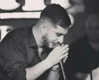 Avcılar’da genç şarkıcı Erkan Doğanay sahne çıkışı silahlı saldırıya uğradı