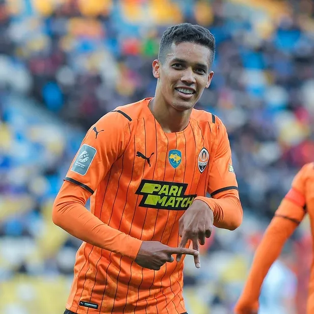 fenerbahce-krizi-firsata-cevirmek-icin-dugmeye-basti-shakhtar-ile-sozlesmesini-feshetmek-isteyen-pednrihonun-p-1646781631757.jpeg Fenerbahçe krizi fırsata çevirmek için düğmeye bastı! Shakhtar ile sözleşmesini feshetmek isteyen Pednriho'nun peşinde-4